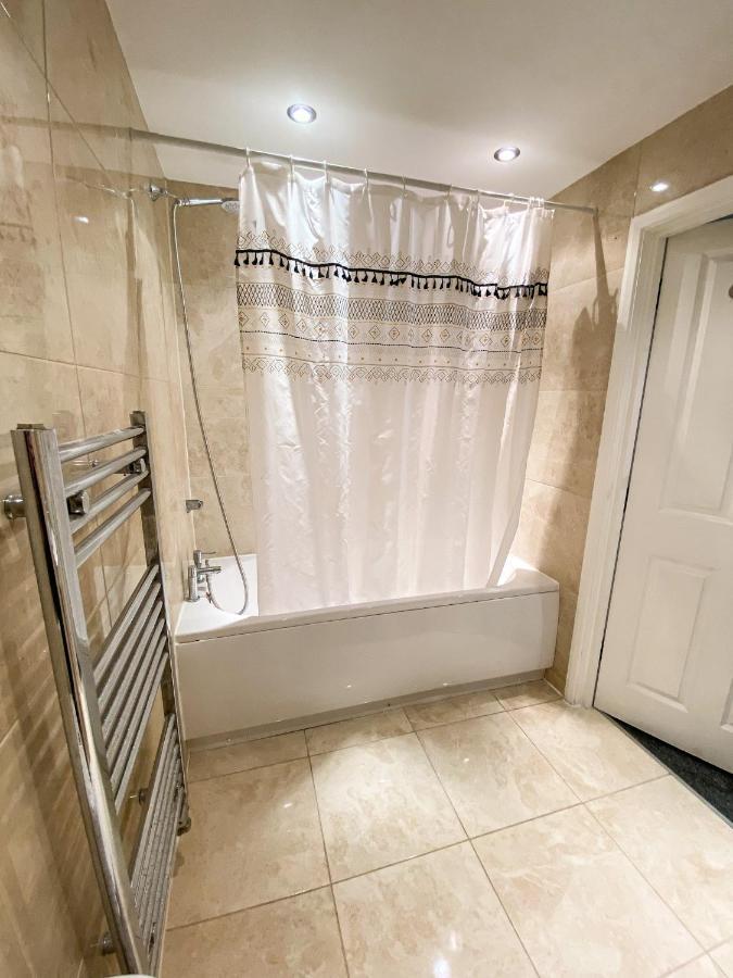 Heathrow/Ashford Hospital/Twickenham Short Stay Apartment Stanwell Extérieur photo